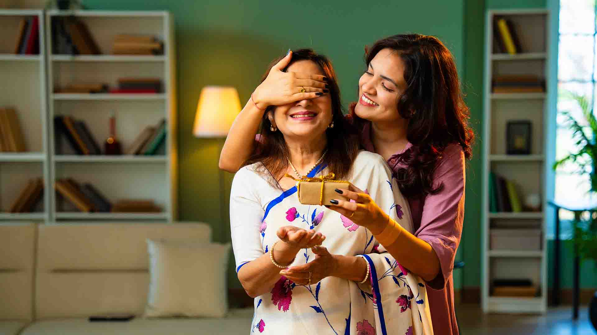 जन्माष्टमी स्पेशल: मिलिए दो ऐसी प्यारी ‘यशोदा मैया’ से, जिनके लिए उनकी बेटियां ही हैं ‘कान्हा जी’