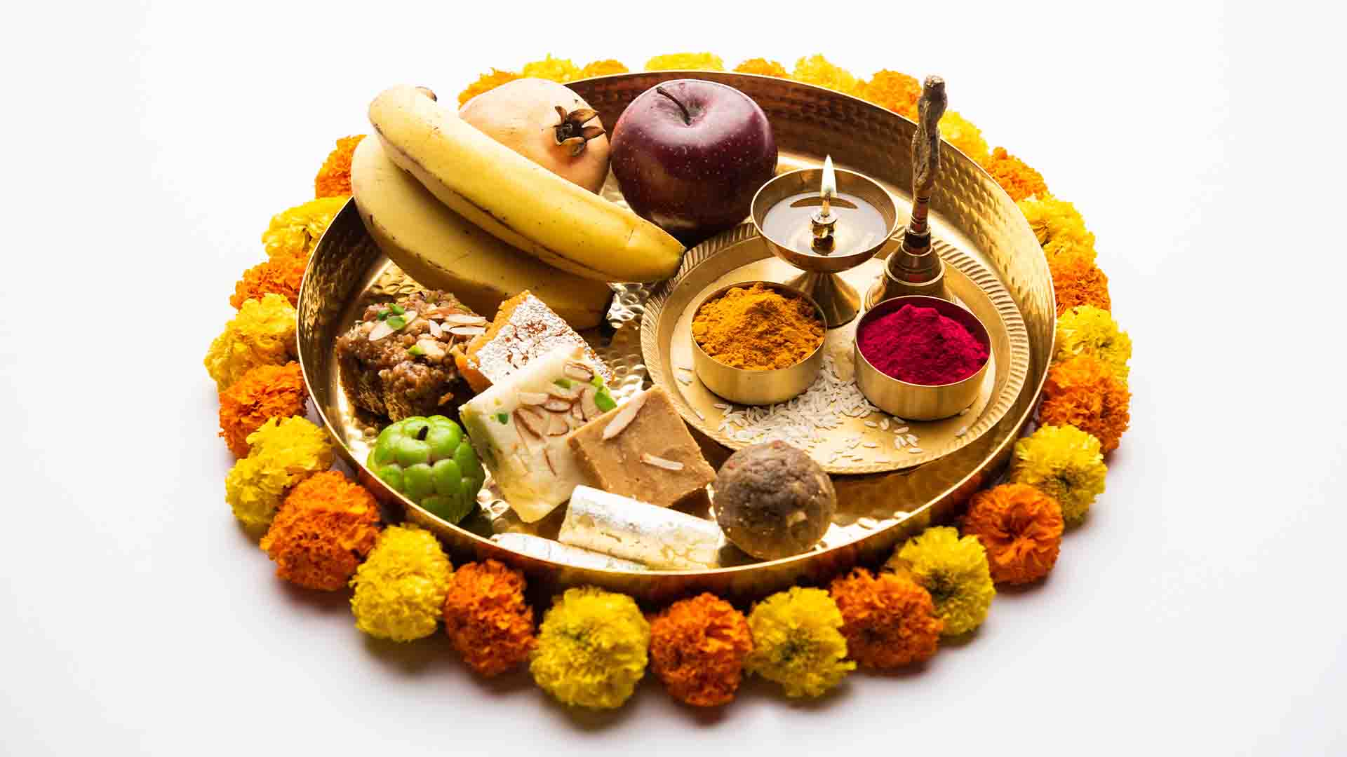 जन्माष्टमी स्पेशल: कृष्ण जी की आरती उतारने के लिए इन 5 तरीकों से सजाएं पूजा थाली